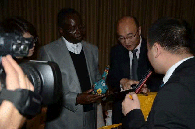 赠送刚果（布）驻华大使达尼埃尔·奥瓦萨对这件礼物爱不释手